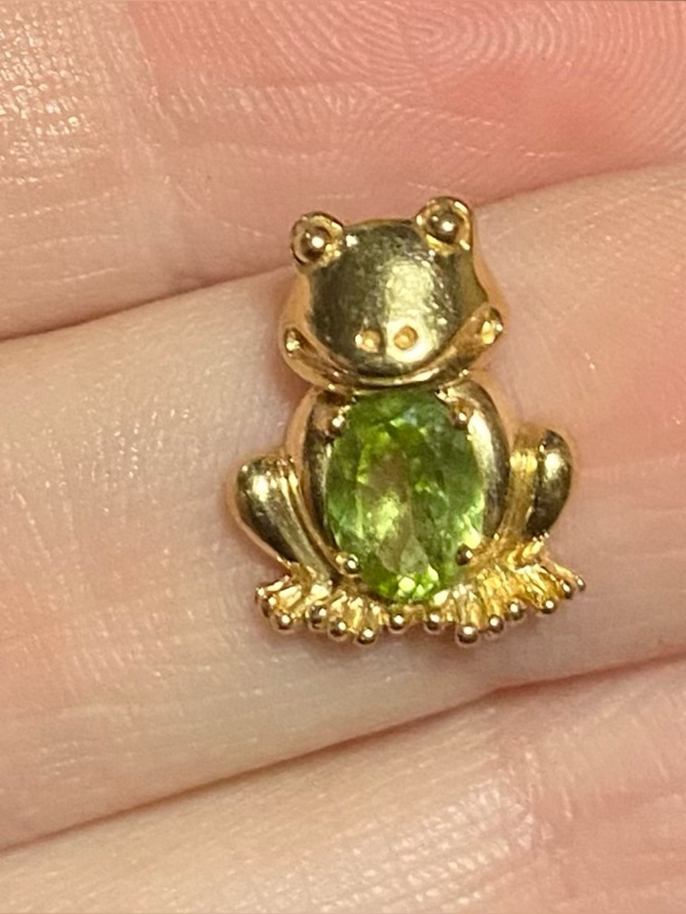 14 kt  Frog pendant 2.11 grams with Peridot Gem Accent